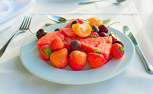 水果甜点 各种水果和浆果健康橙子红色维生素餐厅热带美食家午餐盘子食物图片