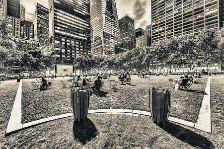 在曼哈顿的夏季灯光  纽约市旅行办公室树木建筑学草地天际城市游客商业市中心图片