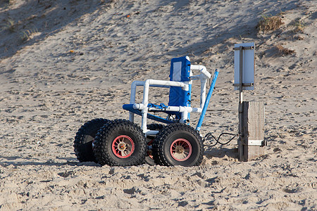 专门为在海滩使用而设计的轮椅;背景图片