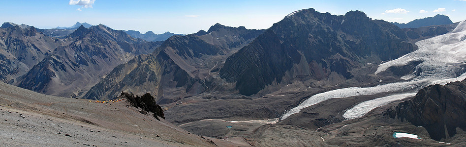 安第斯山脉美丽的山地风景远足者旅行团体远足顶峰荒野全景登山天空旅游图片