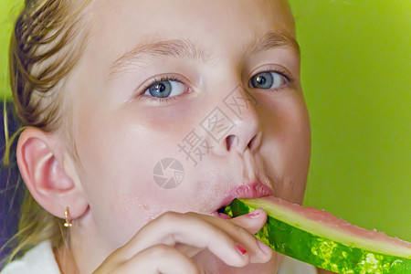 可爱的女孩吃西瓜童年金发白色孩子蓝色女学生背景图片
