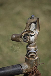在花园里用喷雾器灌溉经济自动化活动液体园艺喷涂洒水器图片