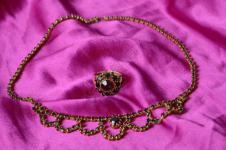首饰套件织物古董项链珠宝奢华金子粉色布料材料丝绸图片