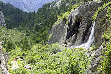 Formazza山谷的瀑布图片