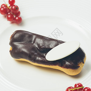 白色板块上的单巧克力薄饼巧克力树叶薄荷柠檬育肥蛋糕咖啡馆盘子牛奶食物图片