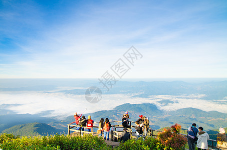 雾中的山丘 早晨风景天气乡村丘陵植物旅行天空薄雾森林假期荒野图片