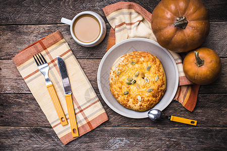 早餐咖啡 带平面面包和南瓜的生菜式背景图片