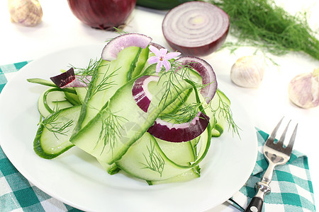 黄瓜沙拉加大蒜花绿色胡椒蛇瓜香料生食敷料洋葱草药蔬菜食物图片