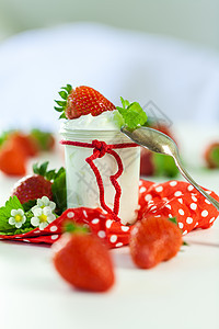 新鲜草莓 有健康的酸奶国家烹饪乡村美食饮食服务小吃维生素早餐细绳图片