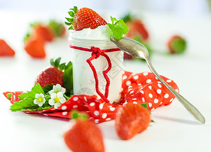 新鲜草莓 有健康的酸奶国家浆果树叶圆点饮食小吃维生素奶油美食餐巾图片
