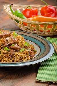 中国面条 鸡和洋葱胡椒蔬菜午餐盘子大豆食物筷子炒锅烹饪油炸图片