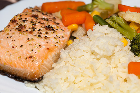 健康饮食 蔬菜鲑鱼和蔬菜辣椒沙拉海鲜用餐油炸牛扒柠檬营养鱼片烧烤图片