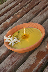 配有茉莉香味的花园蜡烛芳香茉莉花表面木质疗法背景图片