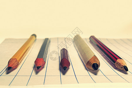 纸上铅笔工具木头白色锐化教育静物石墨学习书写命令背景图片