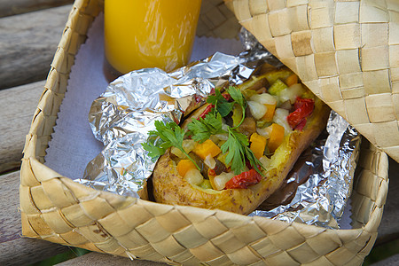 为素食者提供露天午餐表面篮子木质土豆用餐维生素饮食组合食品茄子图片