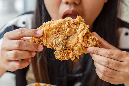 手握鸡肉炸鸡 在餐厅吃饭油炸小吃食物辣椒翅膀白色鸡腿图片