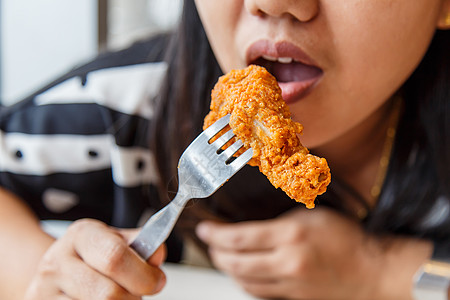 手握鸡肉炸鸡 在餐厅吃饭白色食物翅膀掘金油炸小吃辣椒鸡腿图片