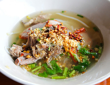 面条 泰国菜午餐盘子猪肉美食胡椒食物蔬菜红色绿色图片