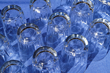 多玻璃杯桌布器皿蓝色瓶子玻璃饮料派对液体反射背景图片