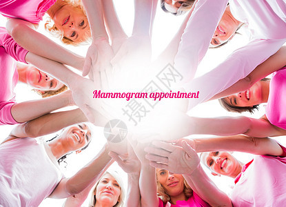 各种妇女带着粉红色的乳癌在圆圈中微笑团结丝带福祉浅色粉色金发女郎双手快乐头发金发图片