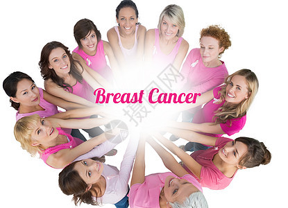 快乐的女子加入一个圆圈 仰望着身穿粉红色相机的乳癌黑发金发女郎浅色女士多样性背心机构粉色双手金发图片