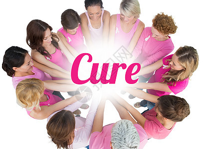 穿着粉红色的乳癌妇女加入一个圈子乳腺癌黑发福祉女士微笑金发背心金发女郎粉色浅色图片