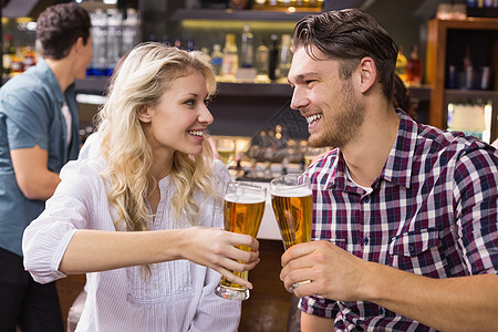 年轻夫妇一起喝酒的情侣女性服装亲密感朋友男朋友啤酒乐趣微笑女朋友休闲图片