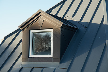 现代垂直屋顶窗户建筑学房子防风雨建筑绝缘阁楼黑色装修金属屋顶图片