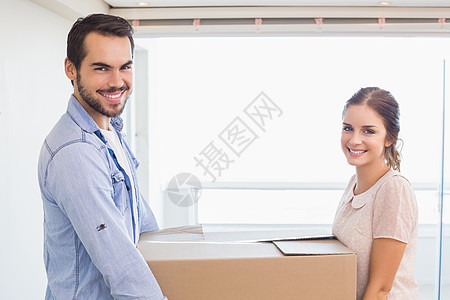 携带纸板盒的可爱夫妇男性快乐盒子房子女朋友女士夫妻家园抵押搬迁图片