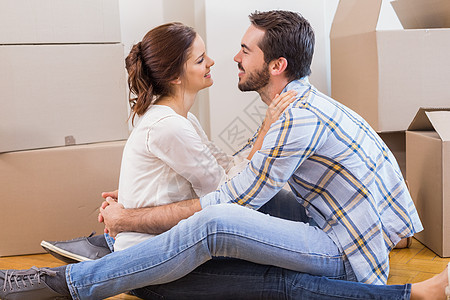 坐在地板上可爱的一对情侣房地产女士男朋友公寓潮人男性感情快乐夫妻女性图片