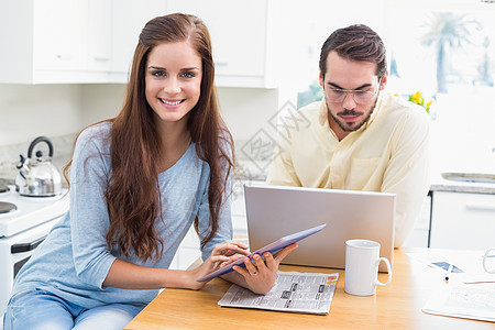 年轻情侣在一起共度时间女性夫妻笔记本咖啡厨房女士住所电脑热饮家庭图片
