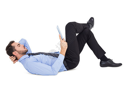 坐在地板上使用平板板板的商务人士专注衬衫短发电脑触摸屏人士药片男人头发男性图片
