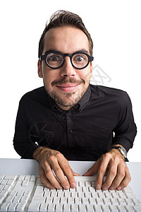 兴奋的商务人士 键盘上戴眼镜打字图片