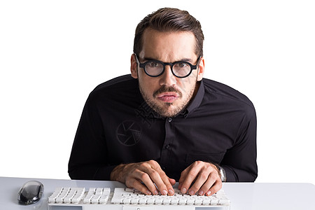 在键盘上戴眼镜打字的专注商务人士棕色技术男性短发头发职业男人眼镜老鼠衬衫图片