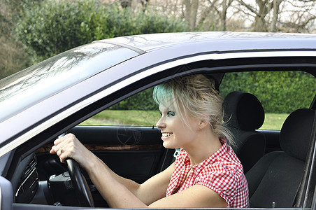 妇女驾驶一辆灰色汽车旅行发动机车辆女孩运输成人女性安全司机乐趣图片