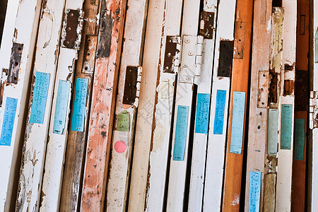 旧旧门油漆木头废料店铺销售院子铰链贸易乡村垃圾图片