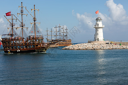 土耳其艾伦亚的古老帆船乘远洋出海旅游城堡游客旗帜海滩场景港口城市航行假期码头图片