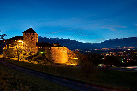 夜间在列支敦士登的瓦杜兹城堡堡垒夜景旅行假期石头建筑防御国家住宅建筑学图片