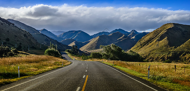 性感曲线山上空空直径路 新西兰背景