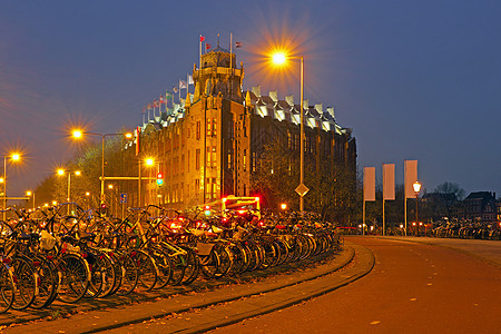 晚上在荷兰阿姆斯特丹市风景运输建筑学历史房子自行车日落城市首都特丹建筑图片