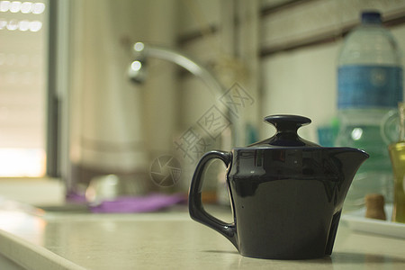 家用家用厨房的茶壶和水槽图片