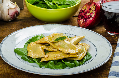 土生土长的腊肠加菠菜和里米卡烹饪美食食物生物饺子草本植物桌子盘子石榴面粉图片