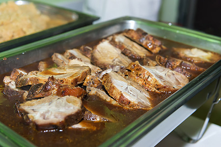 烤猪肉加酱汁小吃烹饪盘子美食市场商业饮食街道食堂食物图片