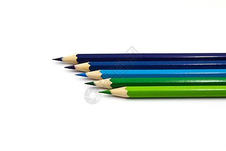 白色背景的彩色铅笔红色蓝色蜡笔团体木头绿色教育背景图片