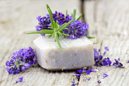 天然肥皂和熏衣草花芳香奢华植物温泉草本化妆品卫生疗法木头香味图片