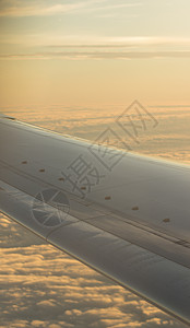 空中飞机在飞行中的天翼飞行空气目的地运输飞行器天气蓝色旅游假期气象场景图片