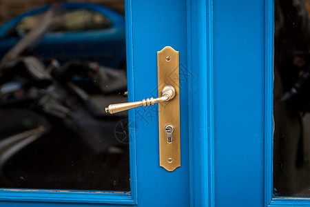 布拉斯门在多彩蓝色的蓝色门上房子隐私钥匙建筑入口青铜玻璃木头安全硬件图片