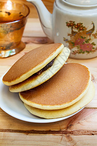 Dorayaki是日本面包饼子传统美食甜点圆形棕色时间糖果蛋糕休息图片
