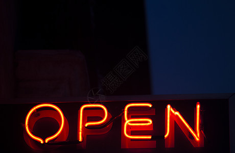 夜里亮亮的标志屏幕设备入口零售色彩窗户商业广告咖啡店霓虹图片