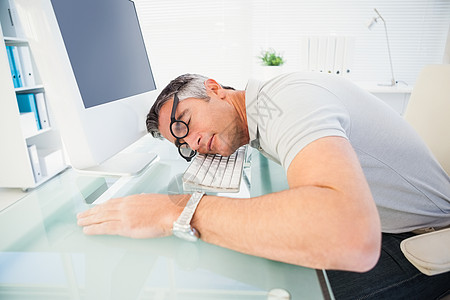 戴眼镜的人睡在键盘上图片